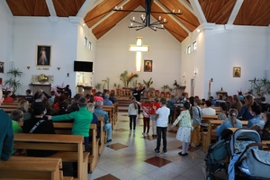 Widok na wnętrze kościoła i zebranych ludzi