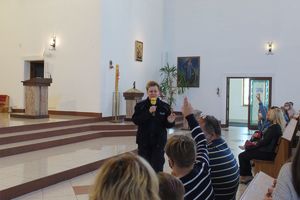 Dzieci pokazują jak przejść przez jezdnię