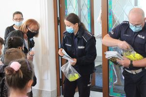 Policjanci obdarowują dzieci upominkami