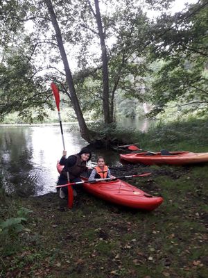 Kobieta i dziewczynka w kapokach z kajakami