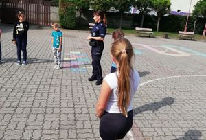 Policjantka mawia zasady ruchu drogowego