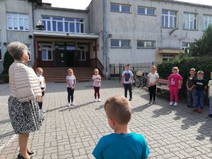 Uczniowie wraz z nauczycielem uczestniczą w zajęciach