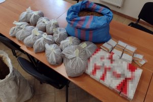 Krajanka tytoniowa w worku i paczkach oraz papierosy