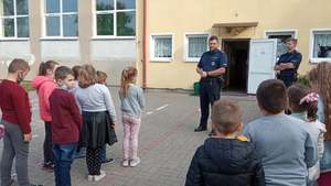 Policjanci prowadzą pogadankę z uczniami