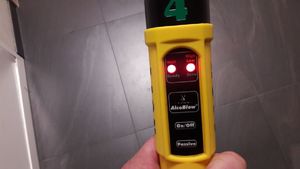 alkoblow z czerwonymi lampkami