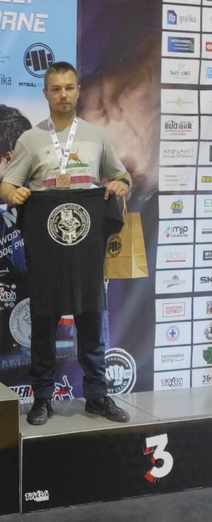 Paweł Dziennik stoi na podium