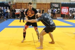 chwyty ju-jitsu dwóch mężczyzn