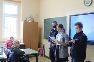 Uczennica odczytuje przykłady zachowań