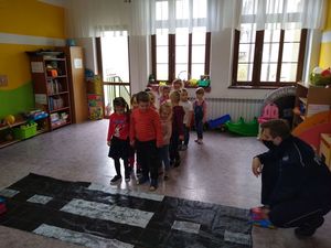 dzieci stoją przed matą z przejściem dla pieszych