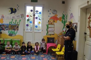 policjantka podczas pogadanki z dziećmi