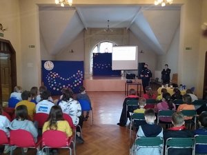policjant podczas spotkania z młodzieżą
