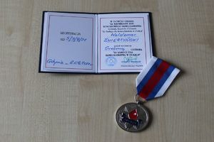 książeczka i medal