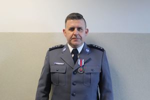 zdjęcie policjanta z medalem