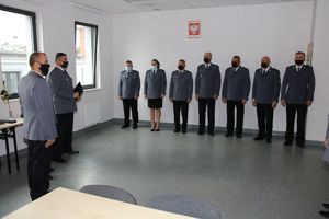 policjanci w szeregu i komendant