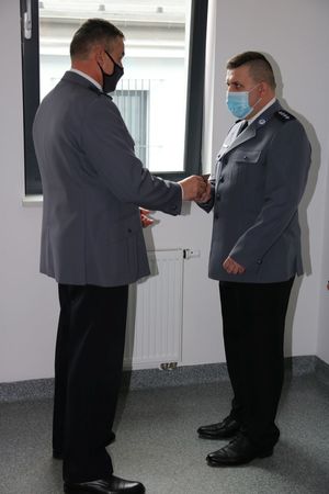 komendant wręcza policjantowi medal
