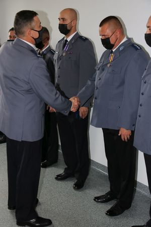 komendant ściska dłoń policjanta#2