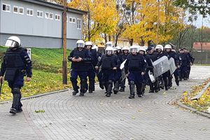 policjanci w trakcie przejścia za dowódcą