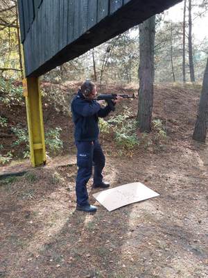 policjant z długą bronią