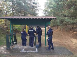 grupa policjantów przygotowuje się do strzelania