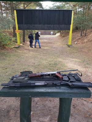 długa broń i policjanci na strzelnicy