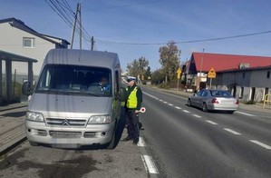 policjant kontroluje busa#2