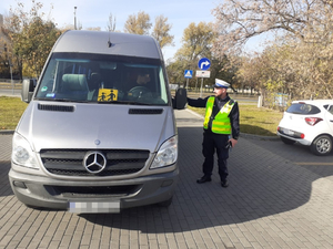 policjant kontroluje busa#3