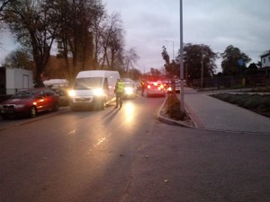 policjanci podczas kontroli trzeźwości kierujących