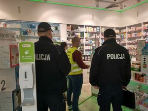 policjanci i inspekcja sanitarna podczas kontroli