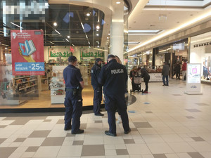 policjanci podczas kontroli w galerii#1