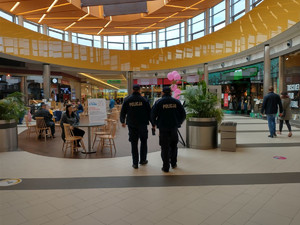policjanci podczas kontroli w galerii#2