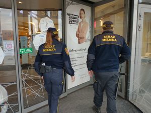 strażnicy miejscy wchodzą do galerii