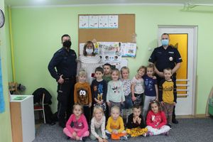 Grupowe zdjęcie policjantów z dziećmi