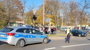 Radiowóz i policjant w rejonie cmentarzy