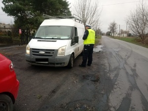 Policjant kontroluje kierującego