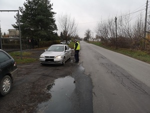 Policjant ruchu drogowego rozmawia z kierowcą