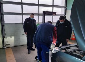 Policjanci i diagnosta oglądają pojazd