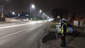 Policjant mierzy miernikiem prędkość