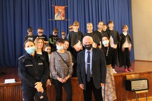 wspólne zdjęcie uczniów i gości