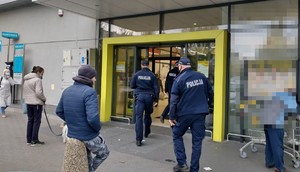 policjanci wchodzą do jednego z marketów