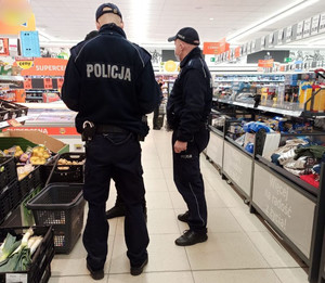 policyjne patrole kontrolują sklepy