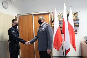 Komendant gratuluje nowo przyjętemu policjantowi