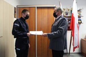 Komendant wręcza dokument ślubowania