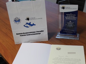 list gratulacyjny i statuetka