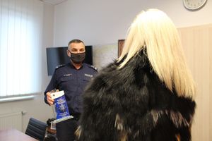 Komendant dziękuje kobiecie za postawę na drodze