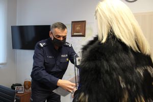 Komendant wręcza statuatkę