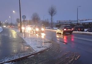 Policjant kontroluje pojazd