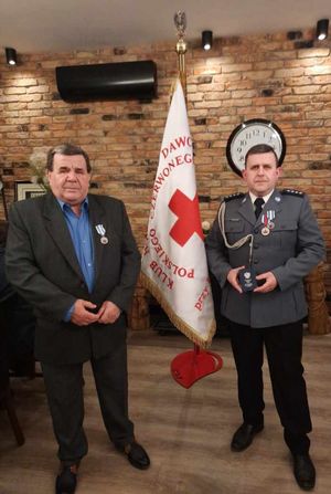 Policjant z medalem wraz ze swoim ojcem