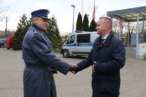 Komendant i burmistrz podają sobie rękę