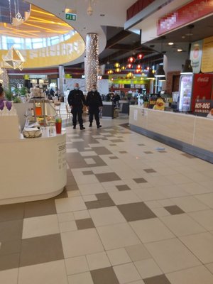 policjanci podczas kontroli w galerii#1