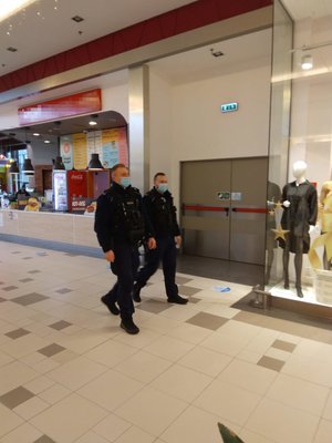 policjanci podczas kontroli w galerii#12